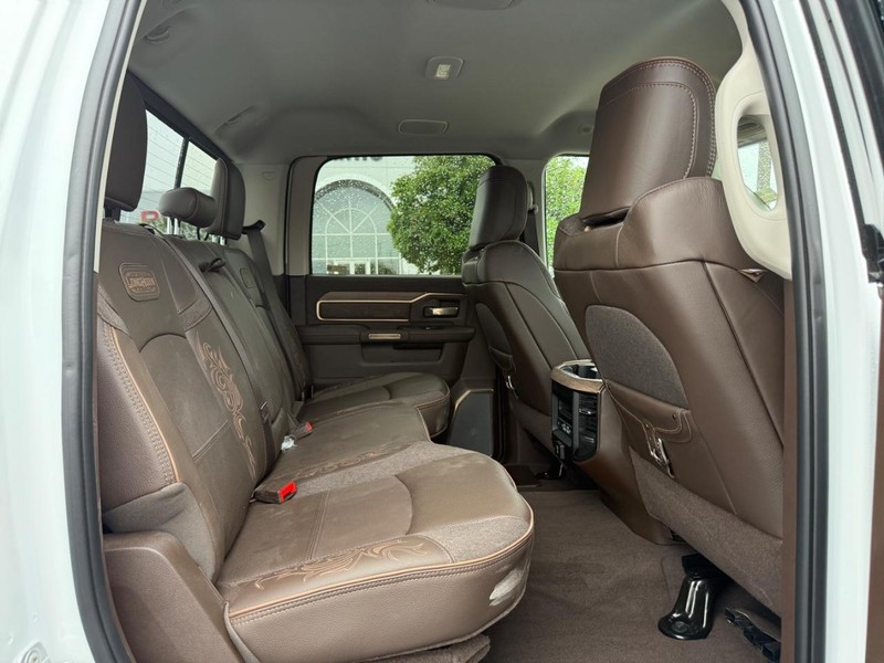 Ram 3500 Vehicle Full-screen Gallery Image 15