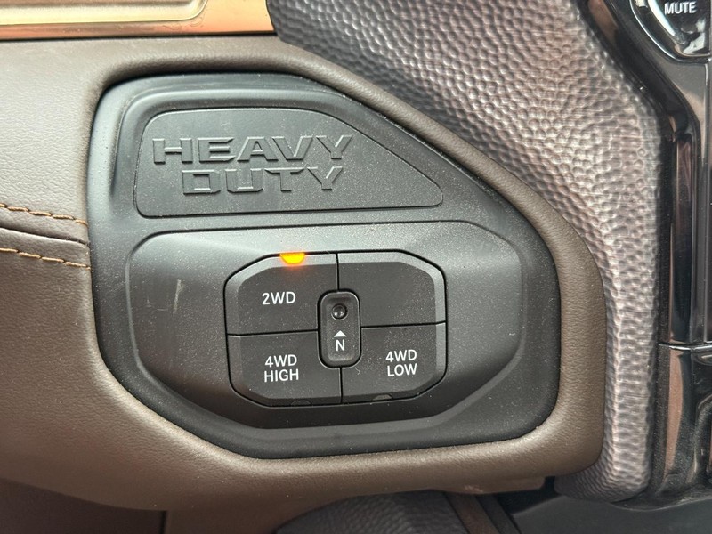 Ram 3500 Vehicle Full-screen Gallery Image 22