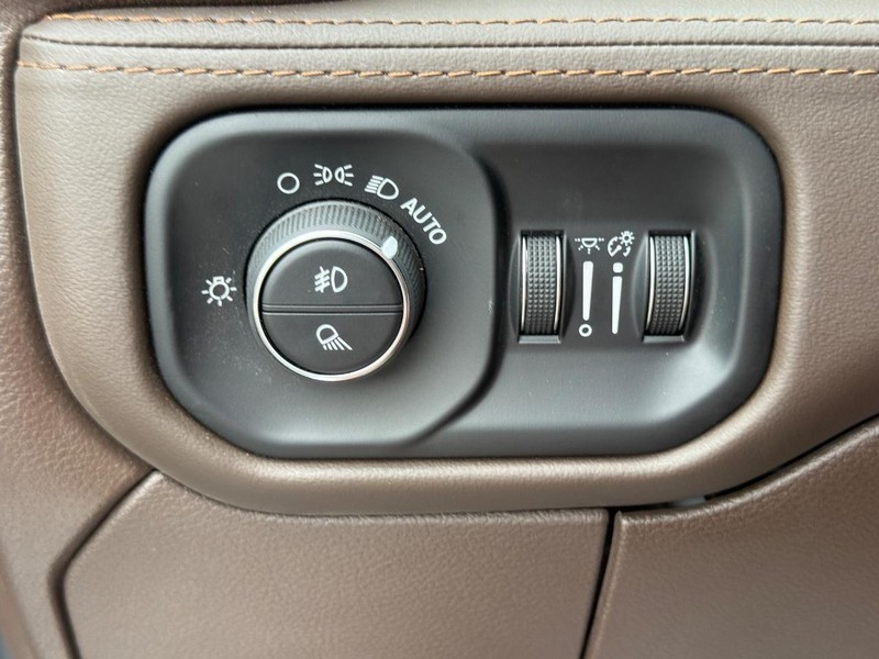 Ram 3500 Vehicle Full-screen Gallery Image 31