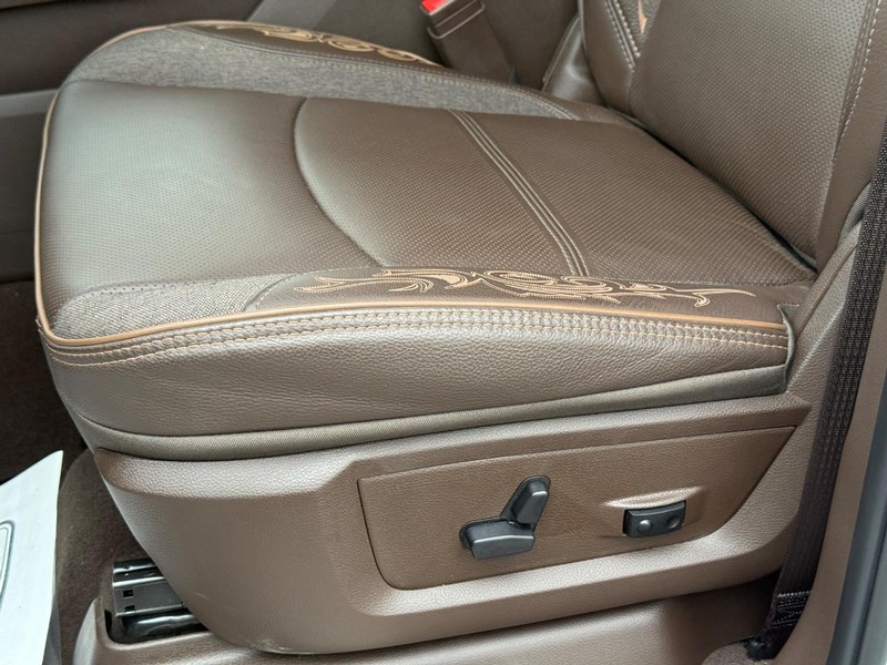 Ram 3500 Vehicle Full-screen Gallery Image 36