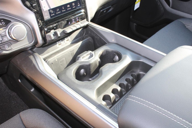 Ram 1500 Vehicle Full-screen Gallery Image 24