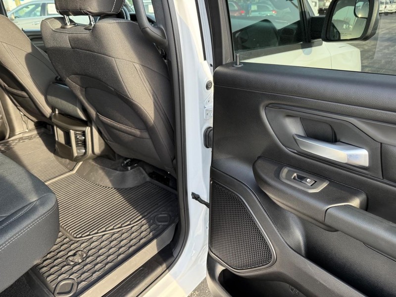 Ram 1500 Vehicle Full-screen Gallery Image 11