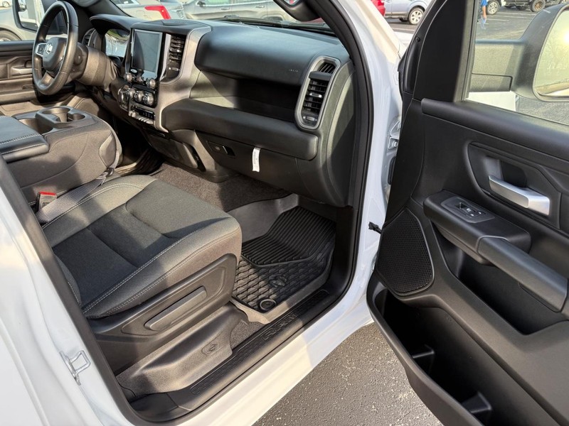 Ram 1500 Vehicle Full-screen Gallery Image 14