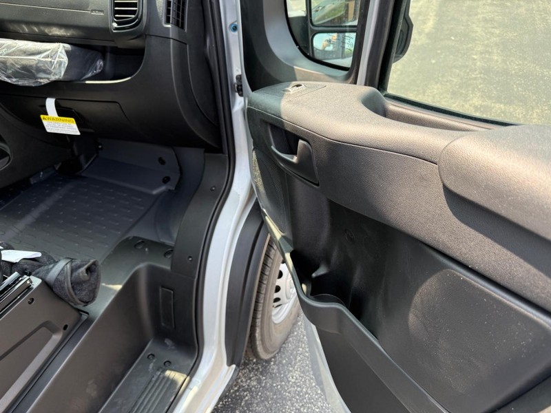 Ram ProMaster Cargo Van Vehicle Full-screen Gallery Image 11