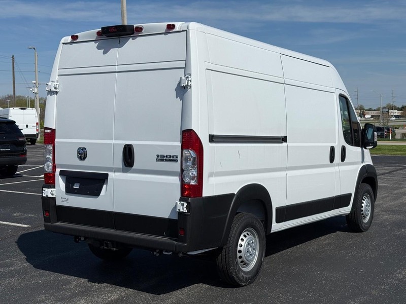 Ram ProMaster Cargo Van Vehicle Full-screen Gallery Image 3