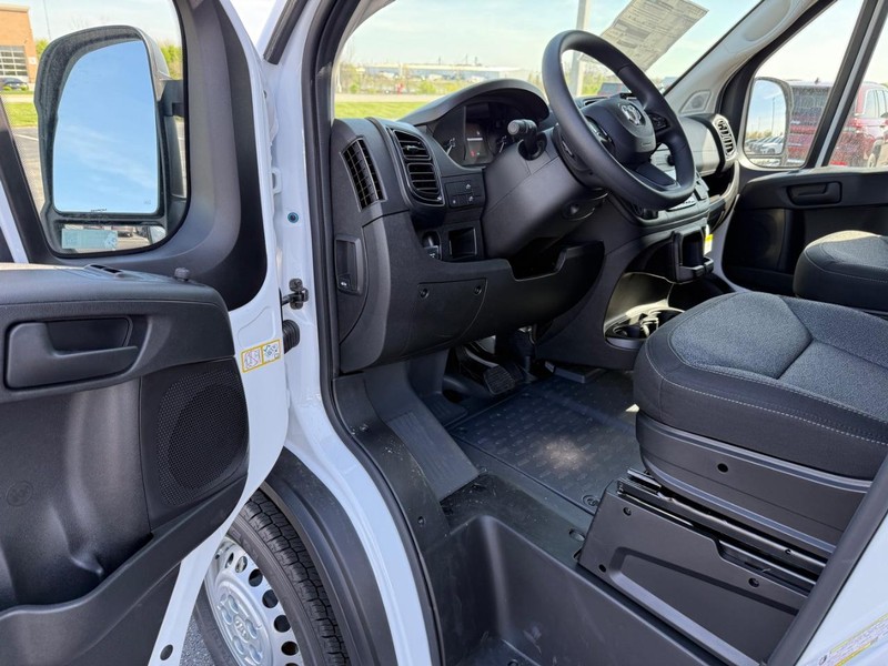 Ram ProMaster Cargo Van Vehicle Full-screen Gallery Image 17