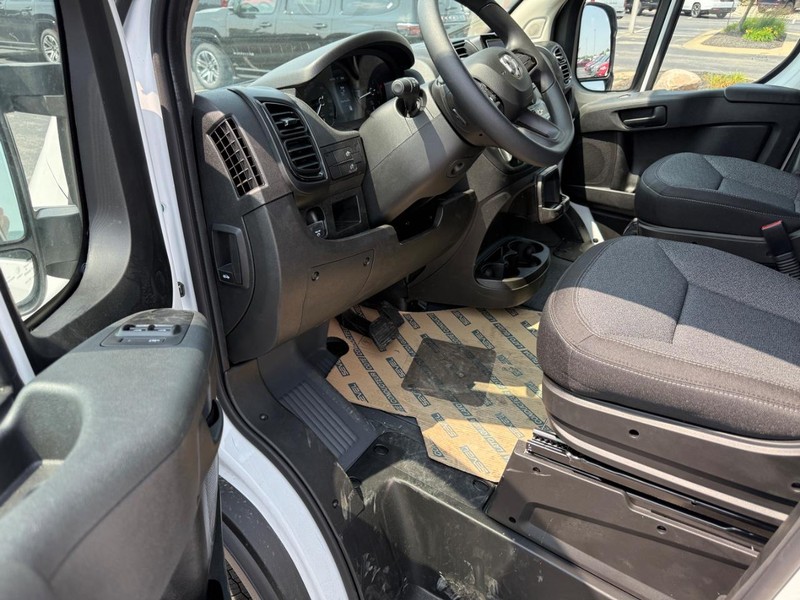 Ram ProMaster Cargo Van Vehicle Full-screen Gallery Image 32