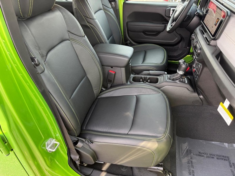 Jeep Gladiator Vehicle Full-screen Gallery Image 11