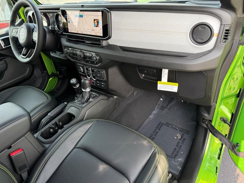 Jeep Gladiator Vehicle Full-screen Gallery Image 12