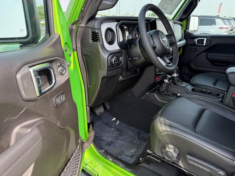 Jeep Gladiator Vehicle Full-screen Gallery Image 27