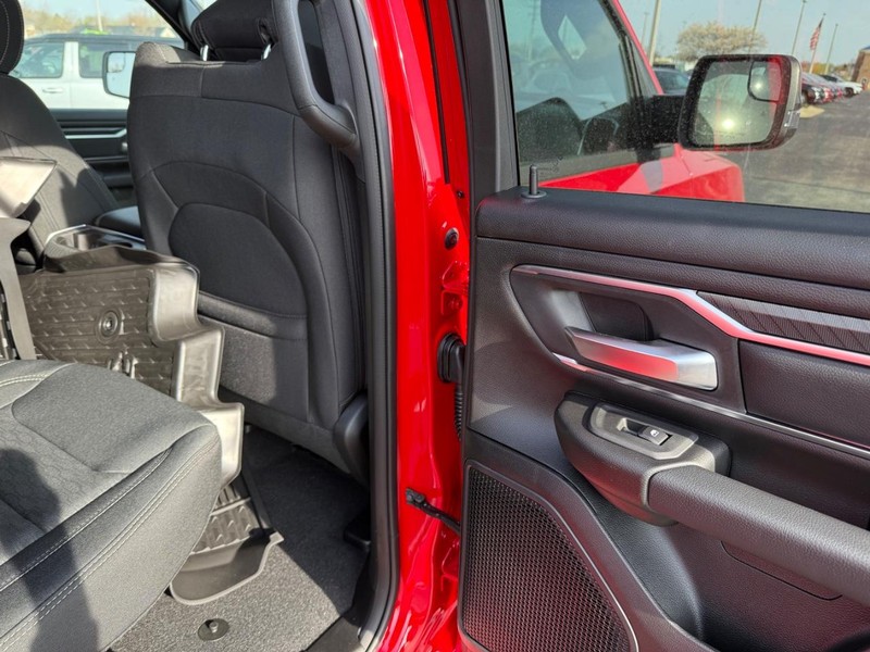 Ram 1500 Vehicle Full-screen Gallery Image 11