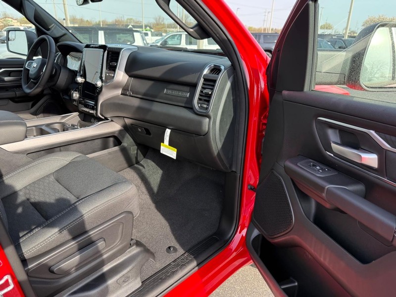 Ram 1500 Vehicle Full-screen Gallery Image 14