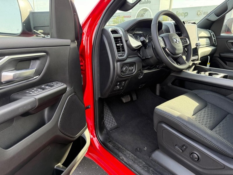 Ram 1500 Vehicle Full-screen Gallery Image 16