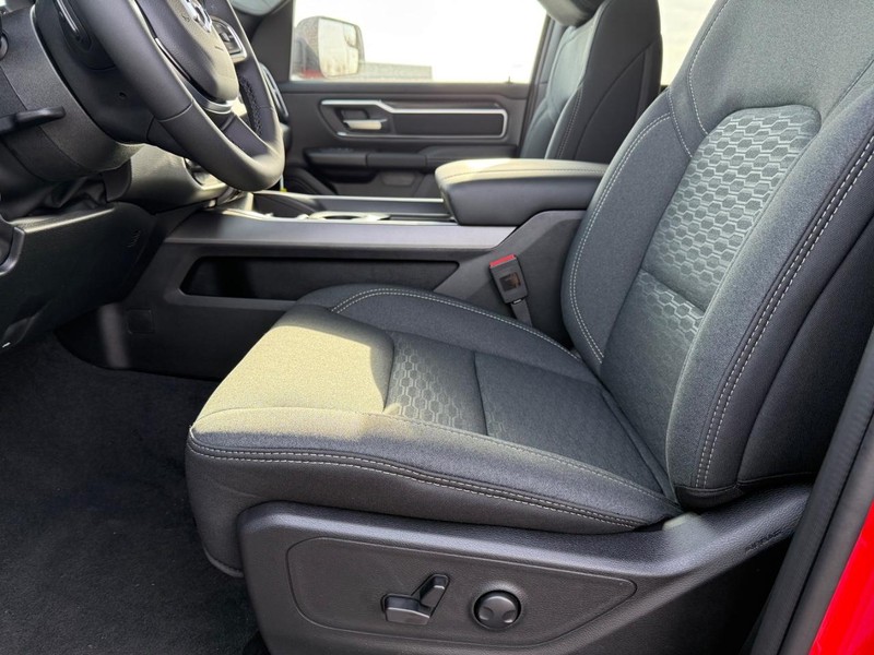 Ram 1500 Vehicle Full-screen Gallery Image 17