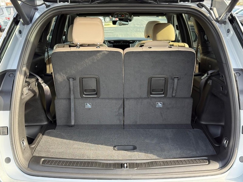 Jeep Grand Cherokee L Vehicle Full-screen Gallery Image 7