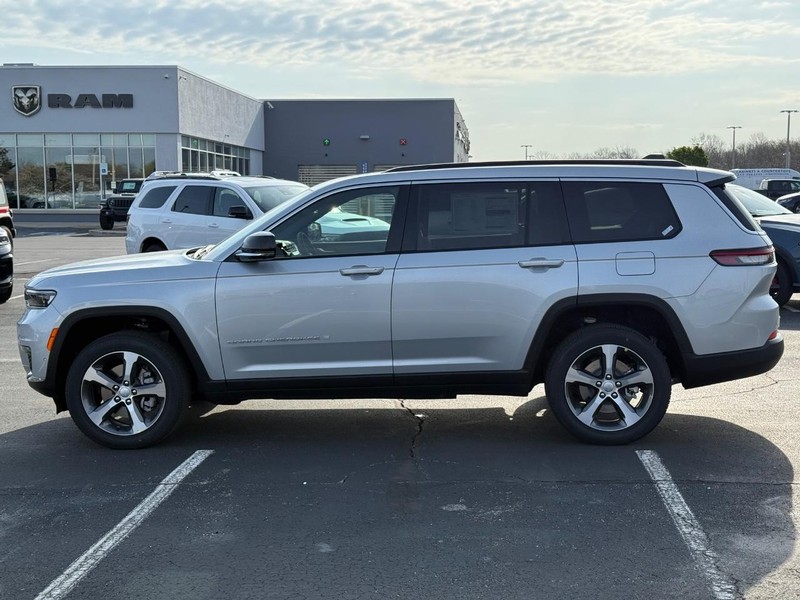 Jeep Grand Cherokee L Vehicle Full-screen Gallery Image 9