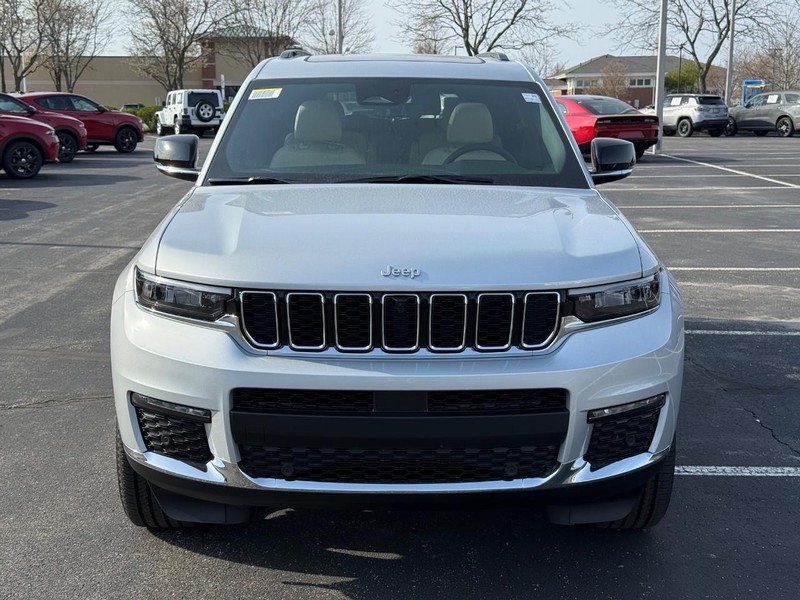 Jeep Grand Cherokee L Vehicle Full-screen Gallery Image 11