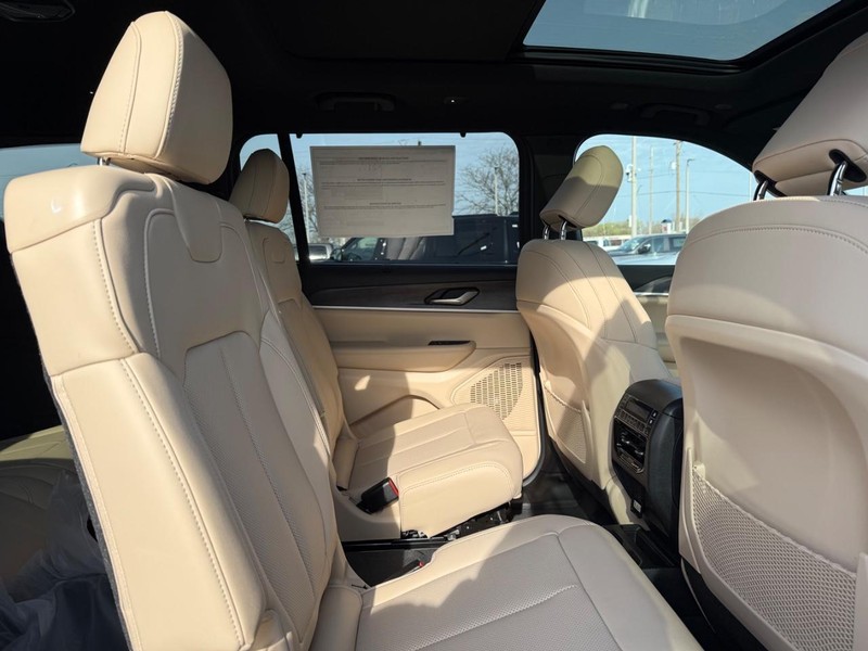 Jeep Grand Cherokee L Vehicle Full-screen Gallery Image 12