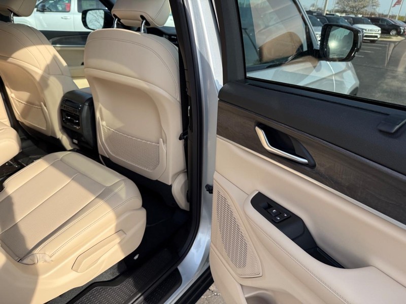 Jeep Grand Cherokee L Vehicle Full-screen Gallery Image 13