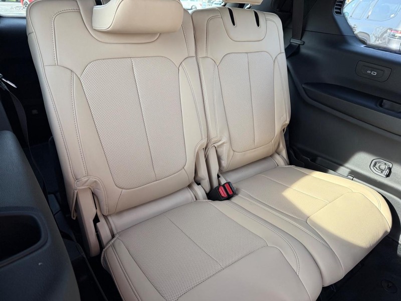 Jeep Grand Cherokee L Vehicle Full-screen Gallery Image 14