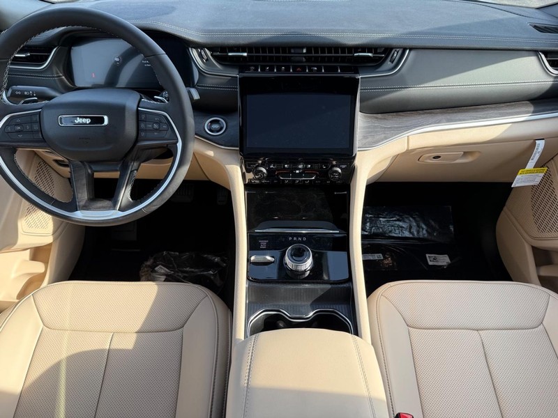 Jeep Grand Cherokee L Vehicle Full-screen Gallery Image 16