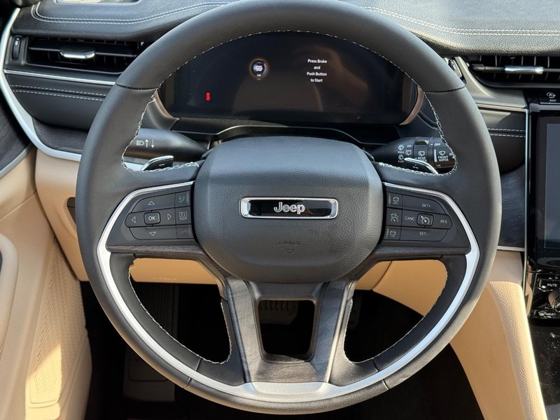 Jeep Grand Cherokee L Vehicle Full-screen Gallery Image 17