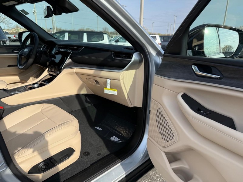 Jeep Grand Cherokee L Vehicle Full-screen Gallery Image 18