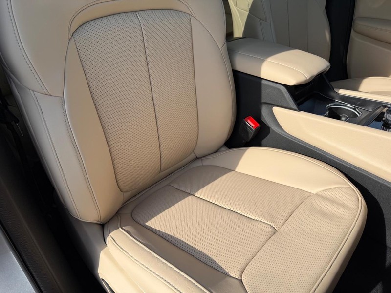 Jeep Grand Cherokee L Vehicle Full-screen Gallery Image 19