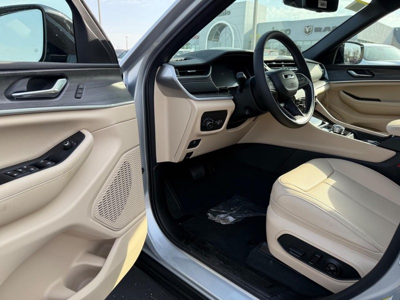 Jeep Grand Cherokee L Vehicle Full-screen Gallery Image 20