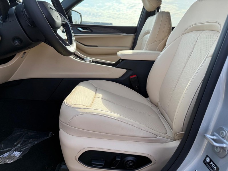 Jeep Grand Cherokee L Vehicle Full-screen Gallery Image 21