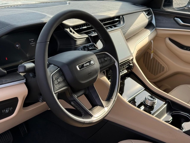 Jeep Grand Cherokee L Vehicle Full-screen Gallery Image 22