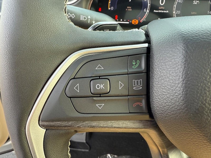 Jeep Grand Cherokee L Vehicle Full-screen Gallery Image 23