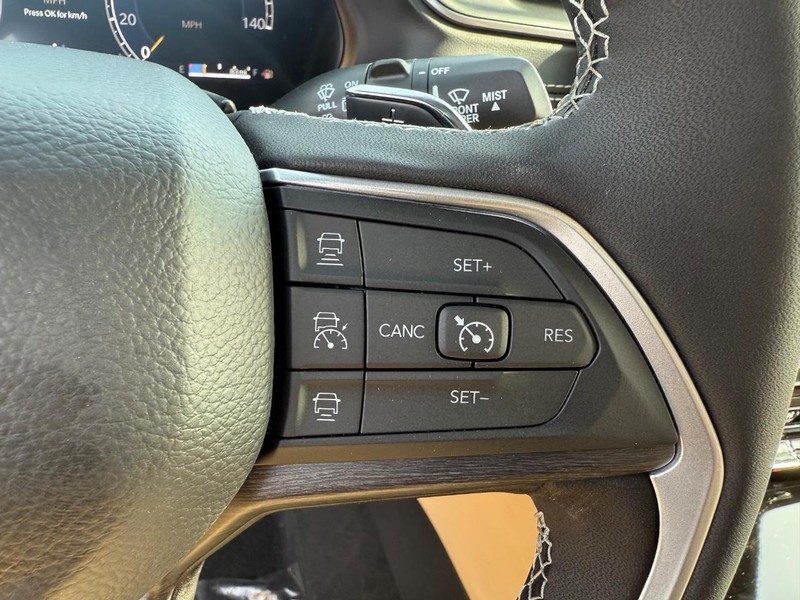 Jeep Grand Cherokee L Vehicle Full-screen Gallery Image 24