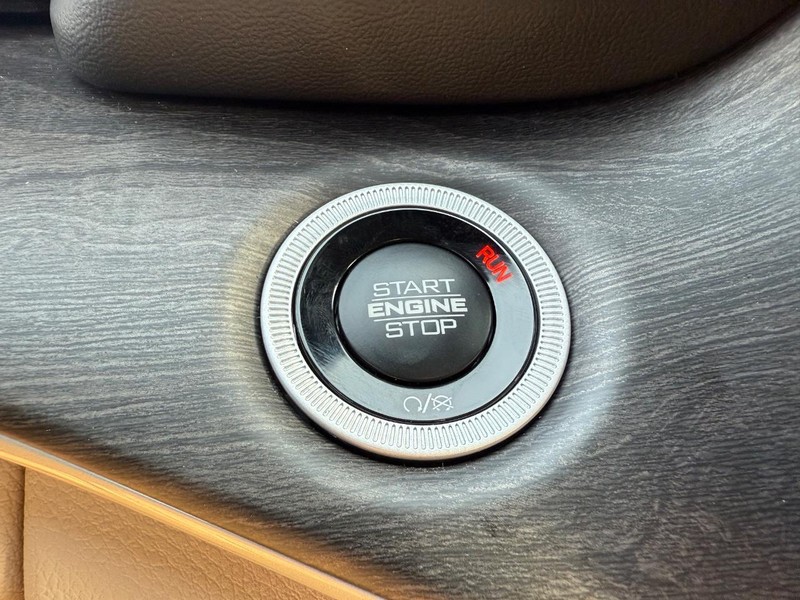 Jeep Grand Cherokee L Vehicle Full-screen Gallery Image 25