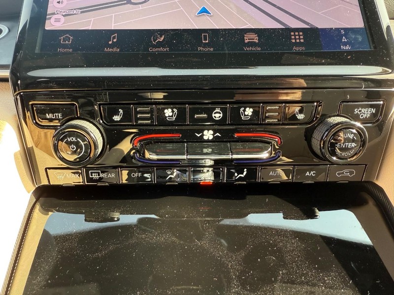 Jeep Grand Cherokee L Vehicle Full-screen Gallery Image 29