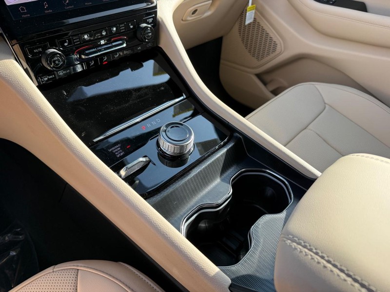 Jeep Grand Cherokee L Vehicle Full-screen Gallery Image 30