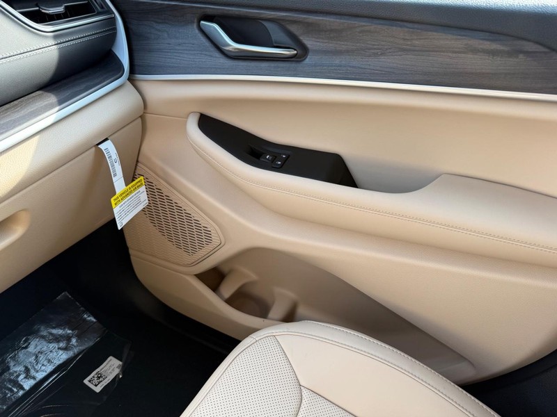 Jeep Grand Cherokee L Vehicle Full-screen Gallery Image 31