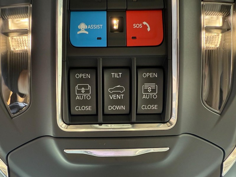 Jeep Grand Cherokee L Vehicle Full-screen Gallery Image 32