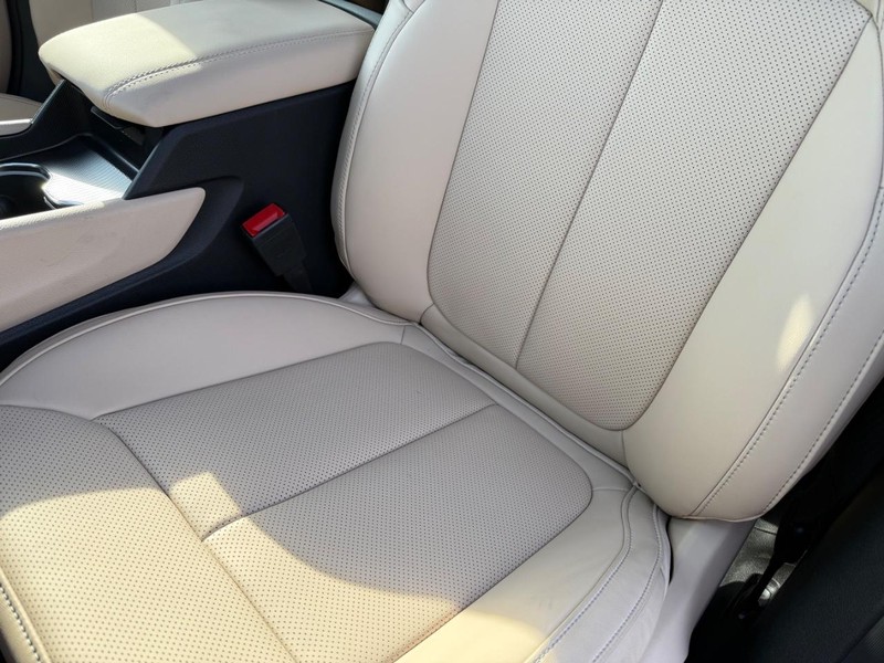 Jeep Grand Cherokee L Vehicle Full-screen Gallery Image 35