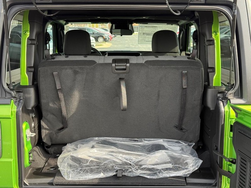 Jeep Wrangler Vehicle Full-screen Gallery Image 7