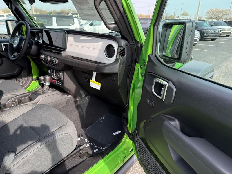 Jeep Wrangler Vehicle Full-screen Gallery Image 11