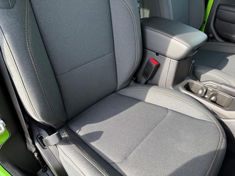 Jeep Wrangler Vehicle Full-screen Gallery Image 12