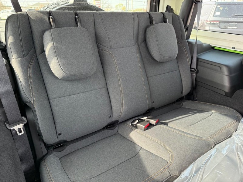 Jeep Wrangler Vehicle Full-screen Gallery Image 13