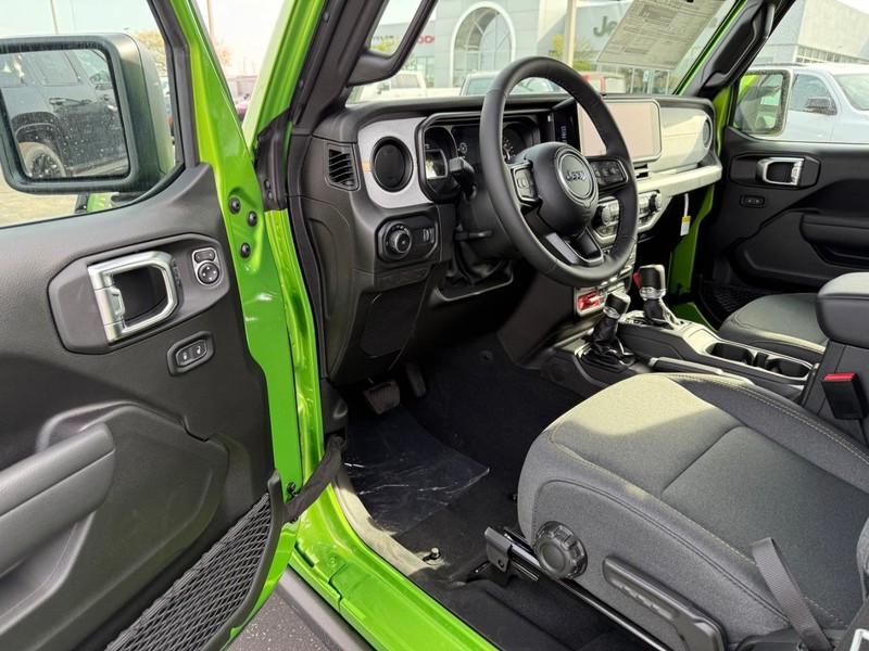 Jeep Wrangler Vehicle Full-screen Gallery Image 14