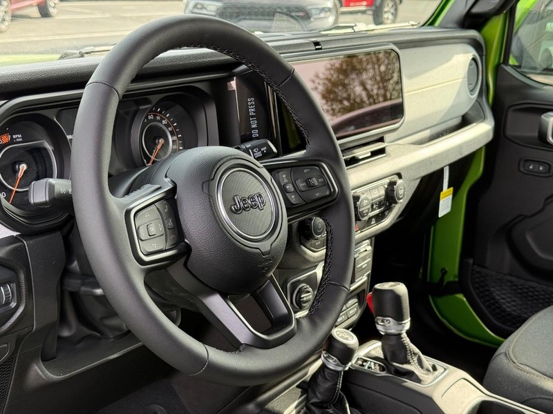 Jeep Wrangler Vehicle Full-screen Gallery Image 16