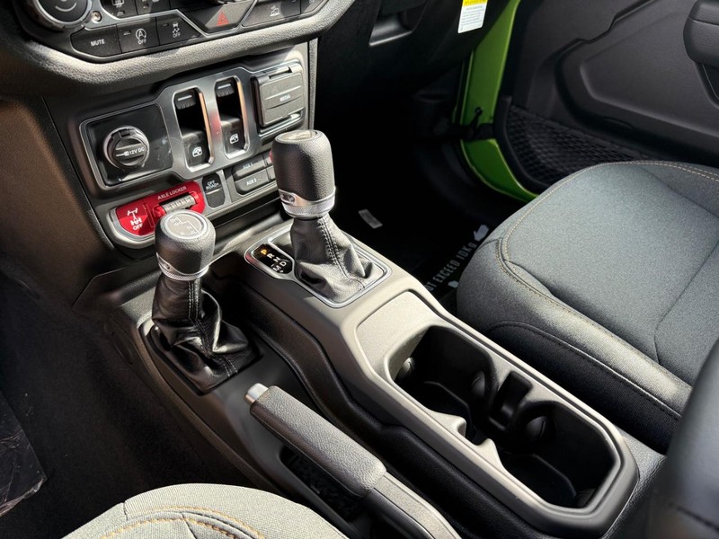 Jeep Wrangler Vehicle Full-screen Gallery Image 24