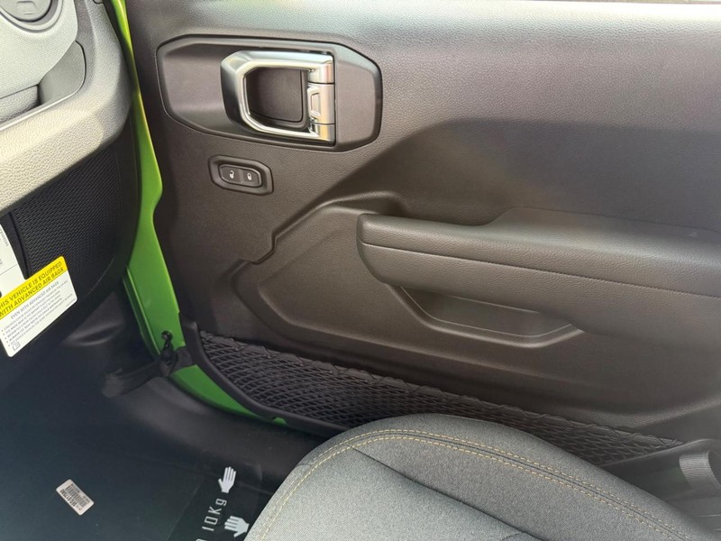 Jeep Wrangler Vehicle Full-screen Gallery Image 25