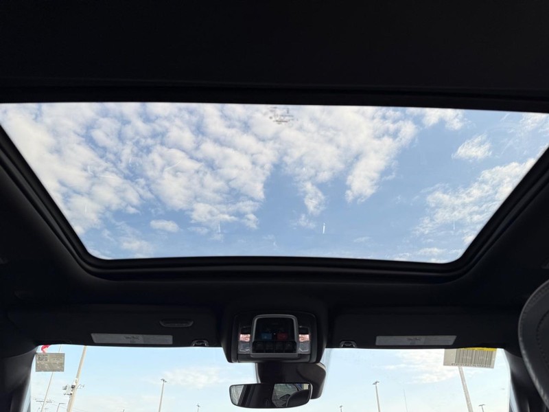 Ram 1500 Vehicle Full-screen Gallery Image 12