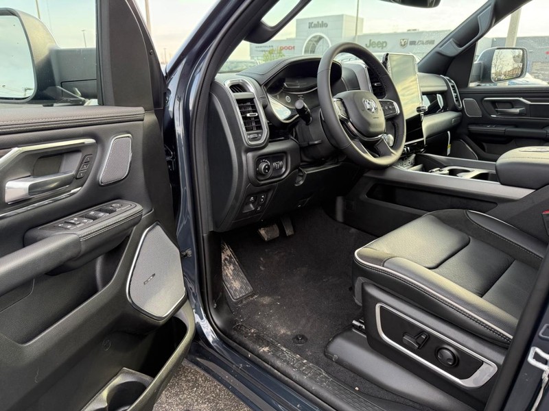 Ram 1500 Vehicle Full-screen Gallery Image 17