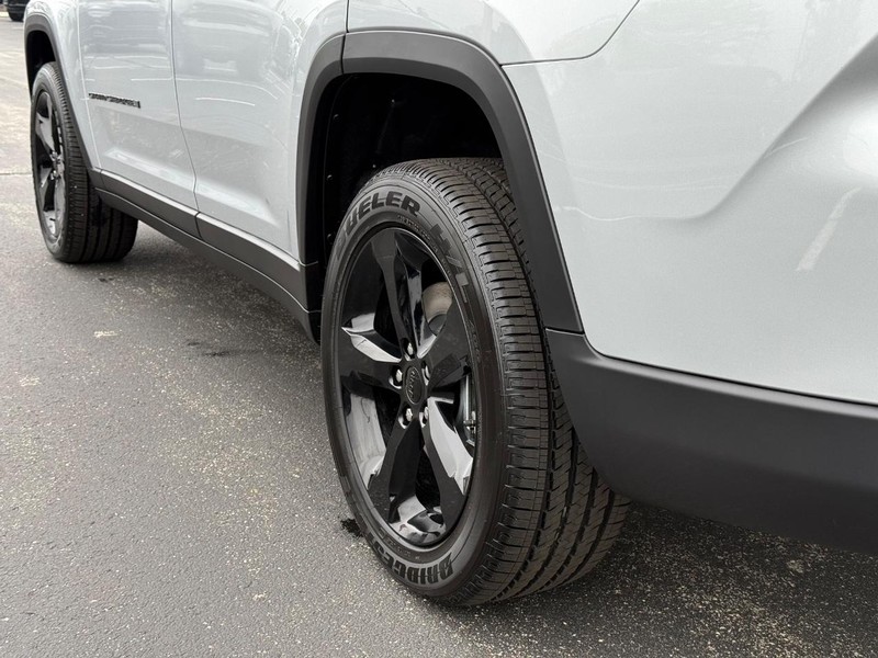 Jeep Grand Cherokee L Vehicle Full-screen Gallery Image 6